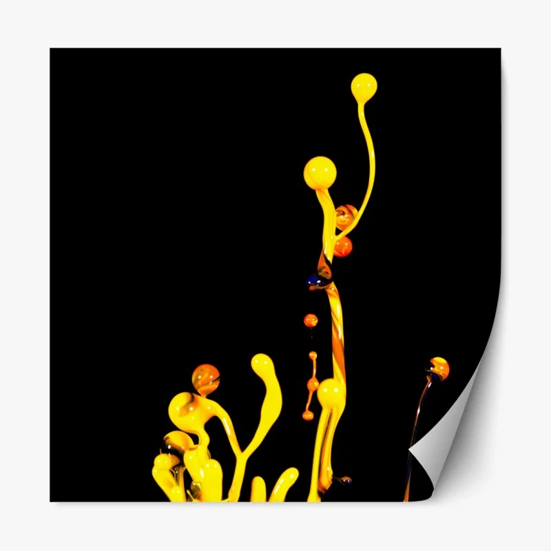Repositionierbarer Aufkleber leuchtender gelber farbspritzer auf schwarzem hintergrund