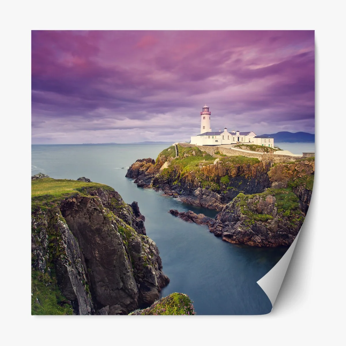 Repositionierbarer Aufkleber lila leuchtturm an steiler küste – Wallnifity® Repositionierbarer Aufkleber lila leuchtturm an steiler küste – Wallnifity®