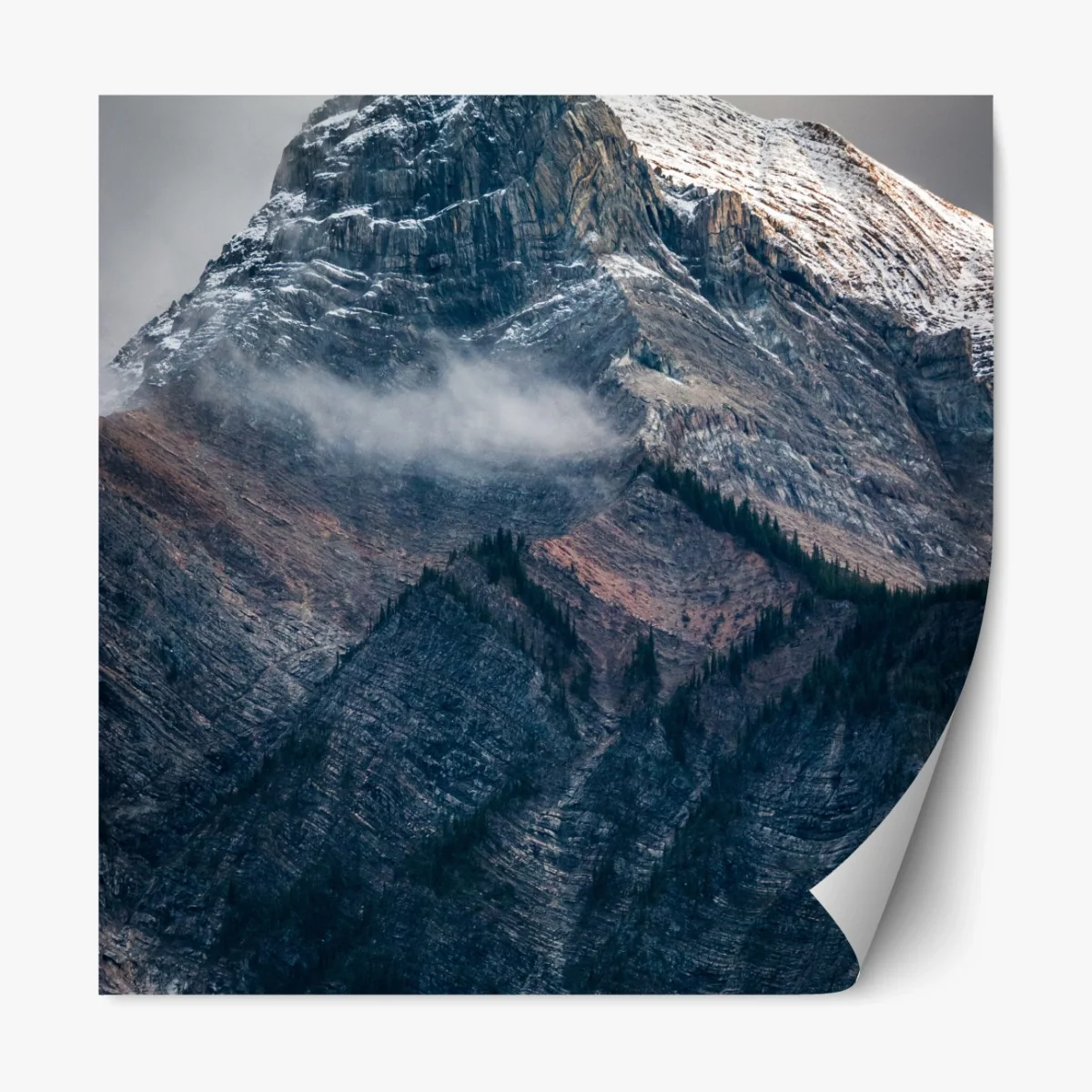 Repositionierbarer Aufkleber dramatischer alpiner gipfel im nebel – Wallnifity® Repositionierbarer Aufkleber dramatischer alpiner gipfel im nebel – Wallnifity®