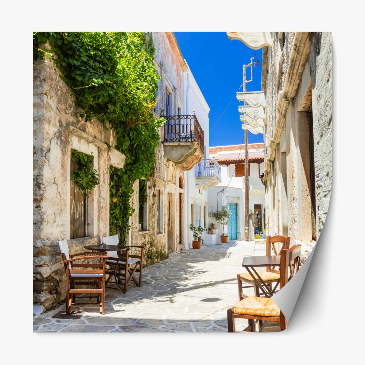 Repositionierbarer Aufkleber sonnenbeschienene mediterrane gasse mit caféstühlen – Wallnifity® Repositionierbarer Aufkleber sonnenbeschienene mediterrane gasse mit caféstühlen – Wallnifity®