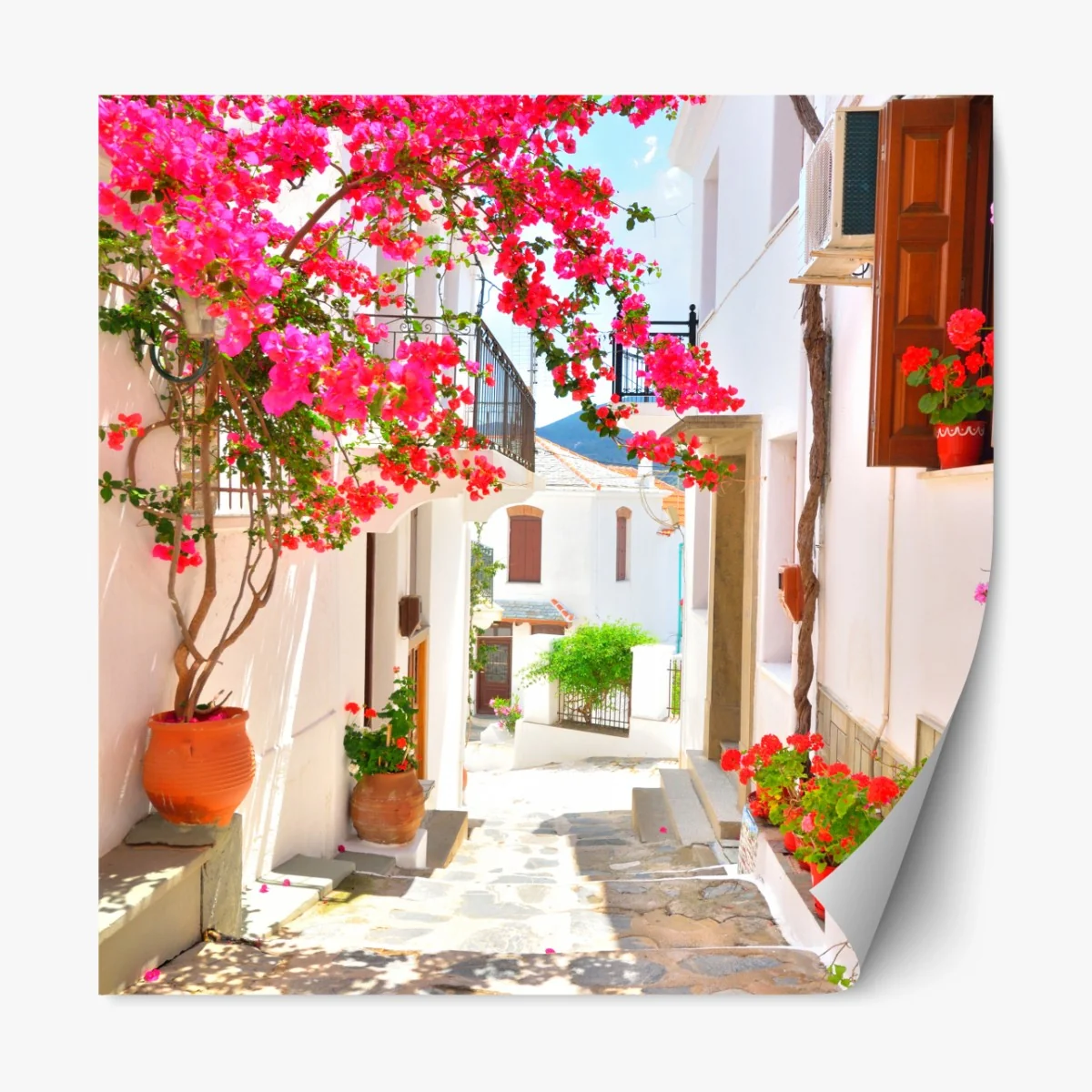 Repositionierbarer Aufkleber sonnige mediterrane gasse mit bougainvillea – Wallnifity® Repositionierbarer Aufkleber sonnige mediterrane gasse mit bougainvillea – Wallnifity®