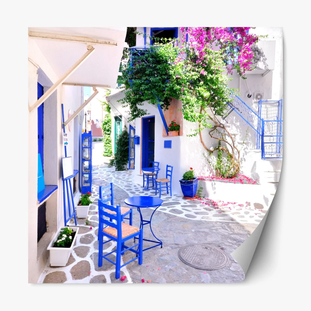 Repositionierbarer Aufkleber sonnige gasse mit blauen stühlen – Wallnifity® Repositionierbarer Aufkleber sonnige gasse mit blauen stühlen – Wallnifity®