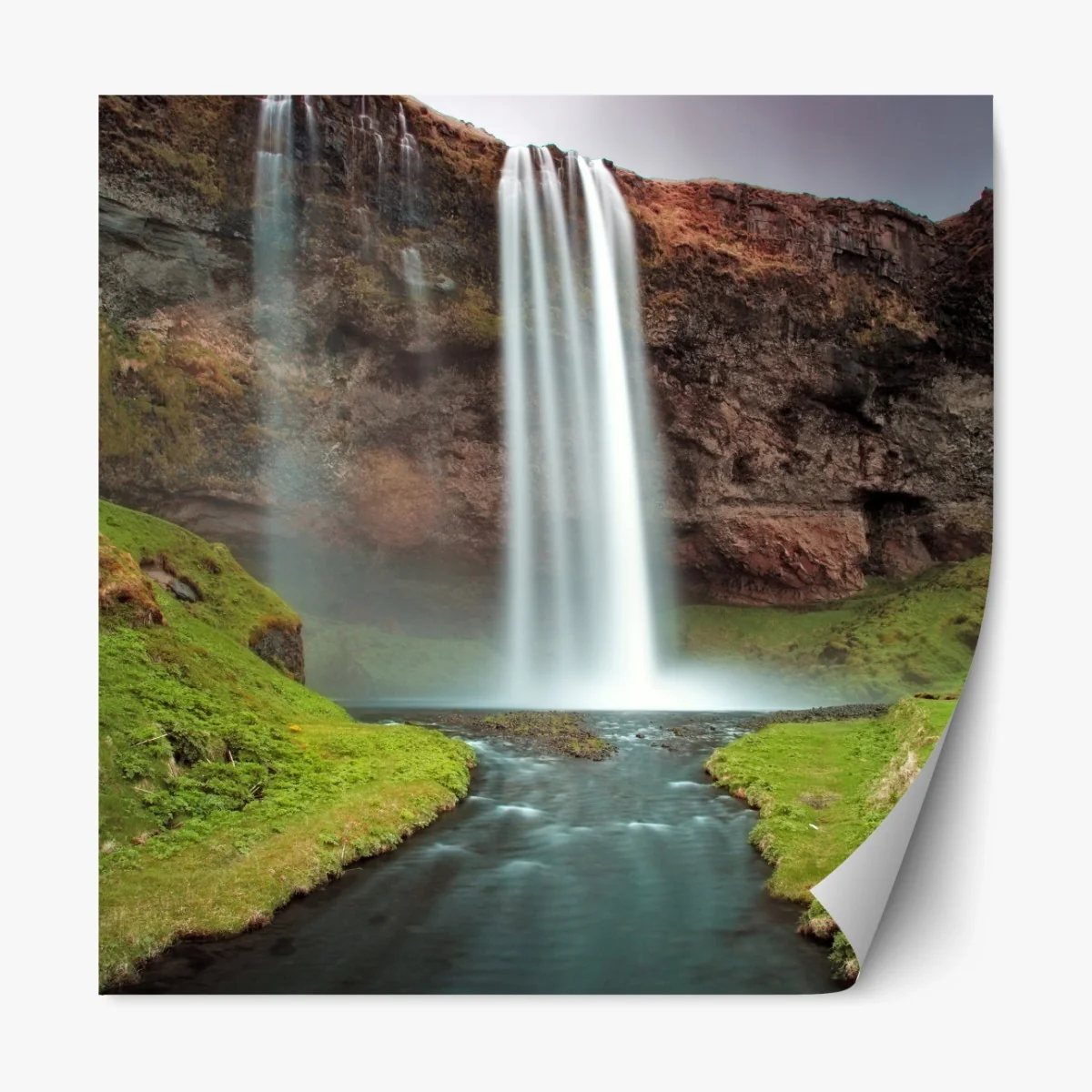 Repositionierbarer Aufkleber nebeliger wasserfall im üppigen tal – Wallnifity® Repositionierbarer Aufkleber nebeliger wasserfall im üppigen tal – Wallnifity®