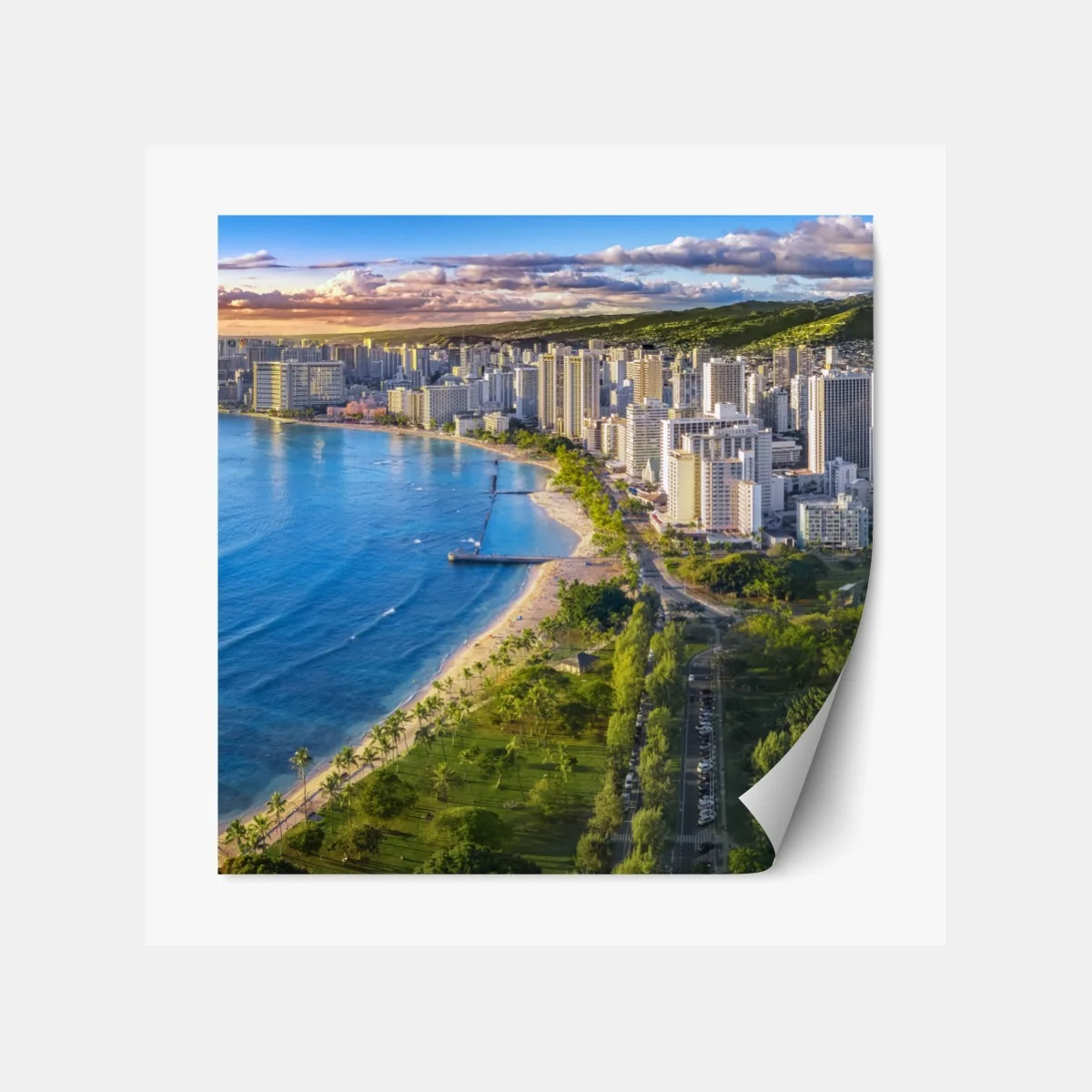 Repositionierbarer Aufkleber skyline einer küstenstadt bei sonnenuntergang – Wallnifity®