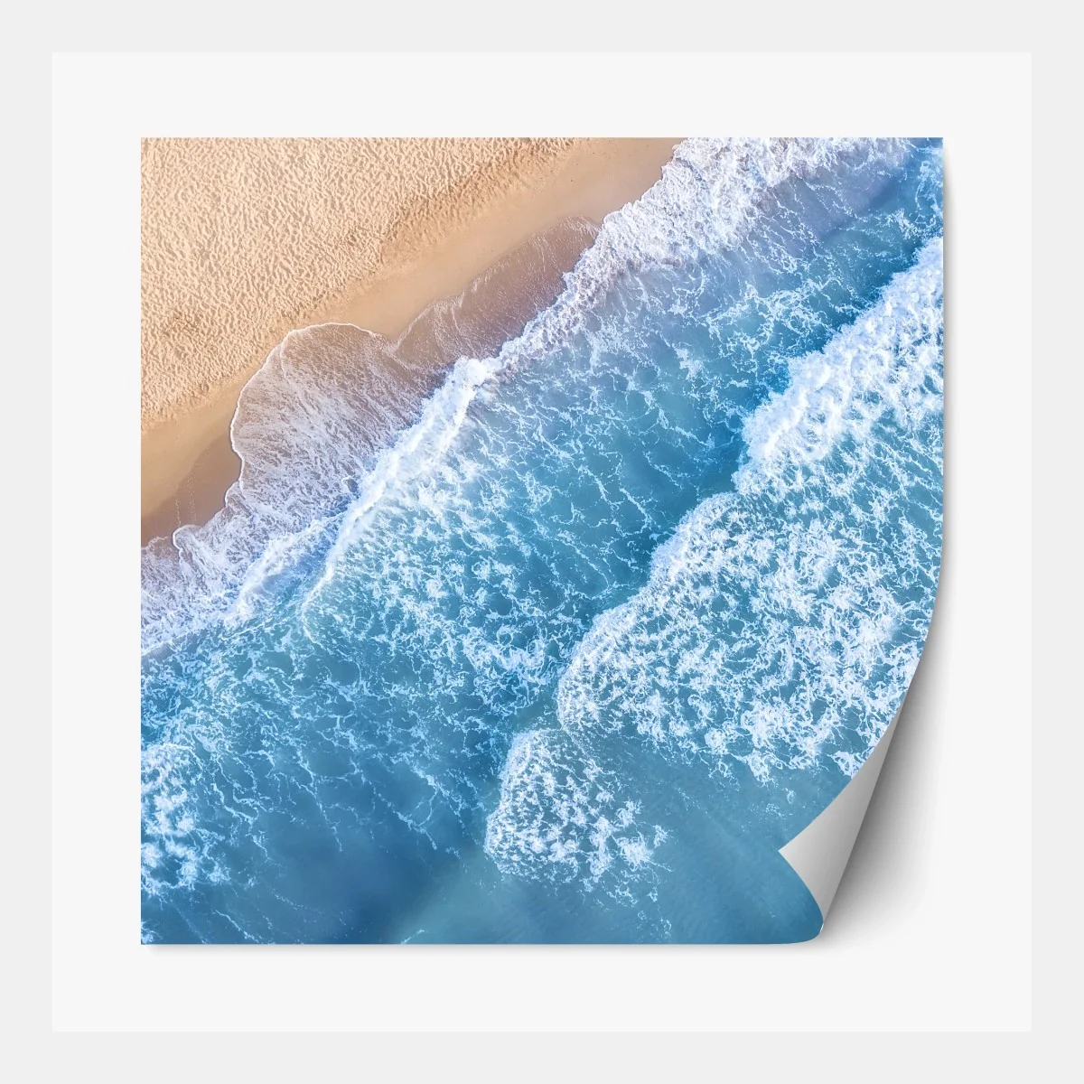 Repositionierbarer Aufkleber luftaufnahme türkiser wellen an sandigem strand – Wallnifity®