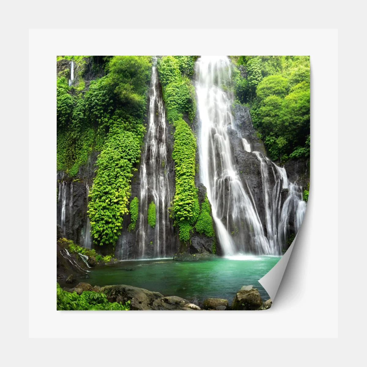 Repositionierbarer Aufkleber ruhiger wasserfall im smaragdgrünen wald – Wallnifity®