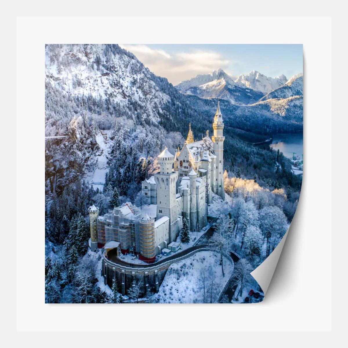 Repositionierbarer Aufkleber winterliches schloss in verschneiten bergen – Wallnifity®