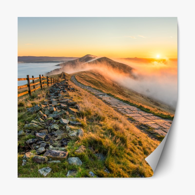 Repositionierbarer Aufkleber sonnenaufgang über einem nebligen bergrücken mit steinweg