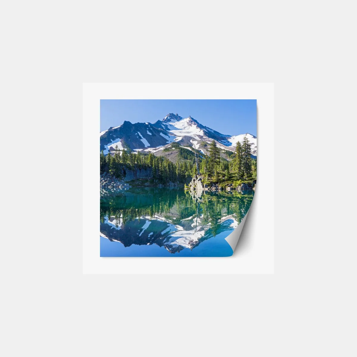 Repositionierbarer Aufkleber ruhiger bergsee mit spiegelndem bergpanorama – Wallnifity®