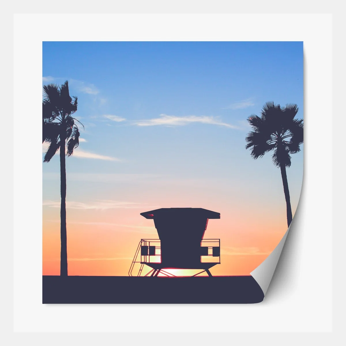 Repositionierbarer Aufkleber sonnenuntergang am strand mit palmen und rettungsturm – Wallnifity®