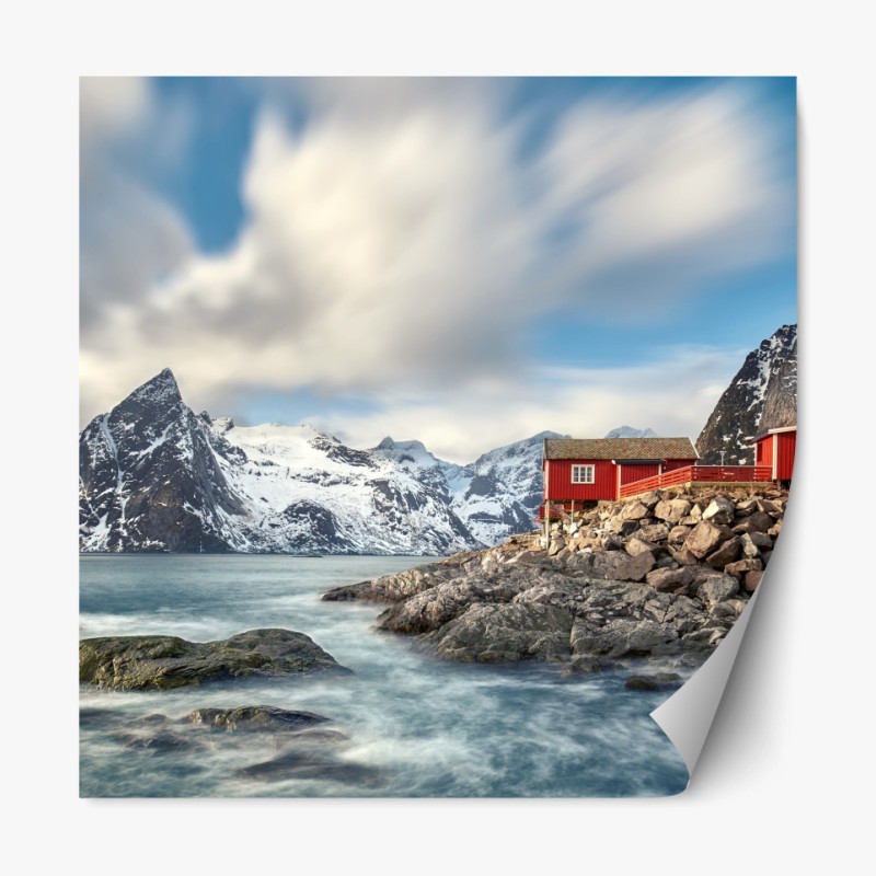 Repositionierbarer Aufkleber rote hütten an verschneiten küstenbergen