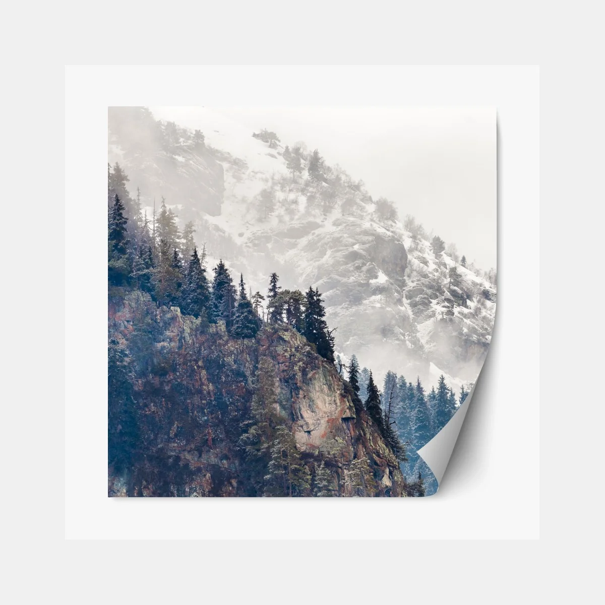 Repositionierbarer Aufkleber nebliger berg mit felsklippe und kieferwald – Wallnifity® Repositionierbarer Aufkleber nebliger berg mit felsklippe und kieferwald – Wallnifity®