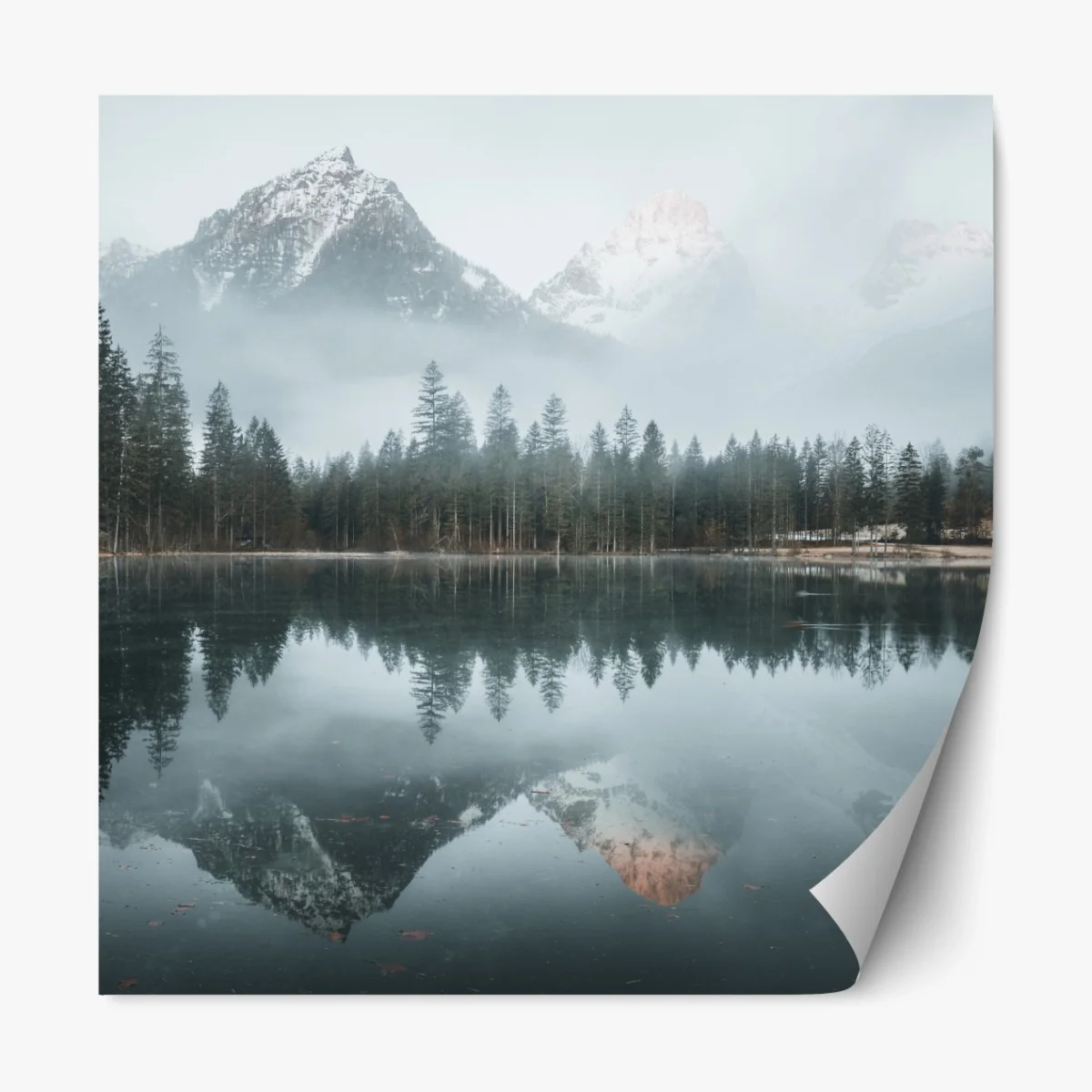 Repositionierbarer Aufkleber neblige alpine spiegelung am ruhigen see – Wallnifity® Repositionierbarer Aufkleber neblige alpine spiegelung am ruhigen see – Wallnifity®