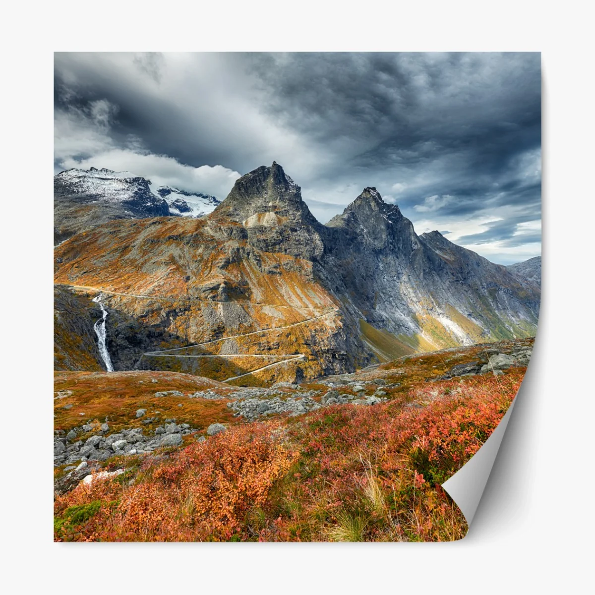 Repositionierbarer Aufkleber herbstliche berglandschaft mit wasserfall und serpentinenstraße – Wallnifity®