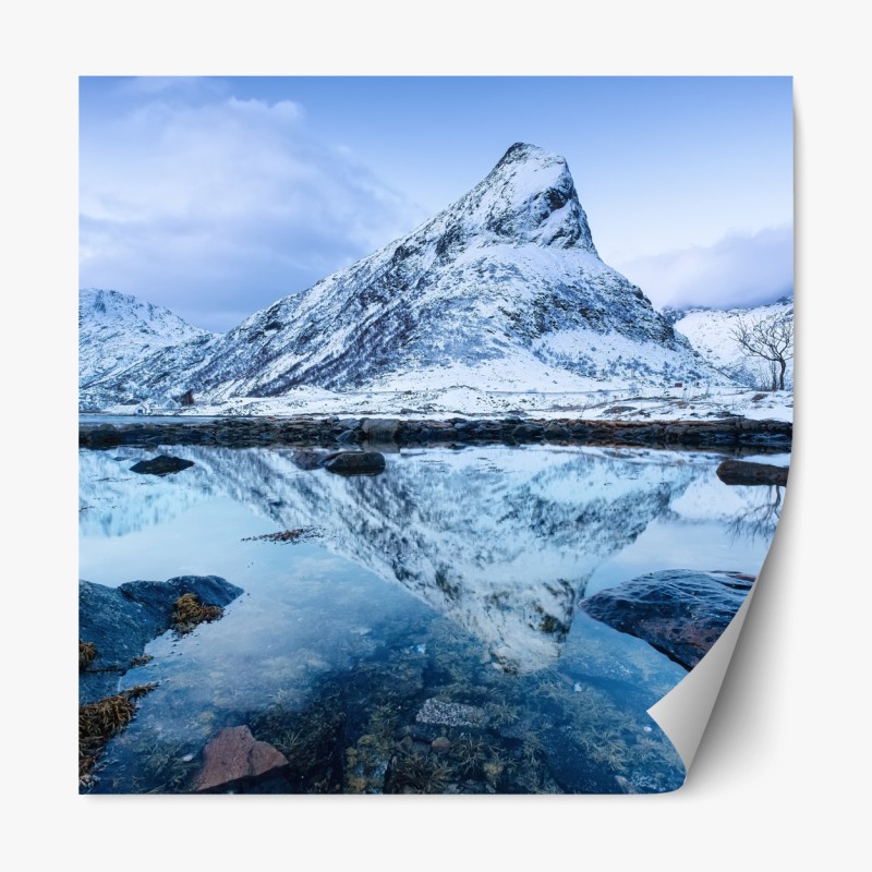 Repositionierbarer Aufkleber schneebedeckter berg gespiegelt auf ruhigem wasser, Norwegen