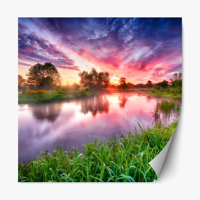 Repositionierbarer Aufkleber ruhiger sommer sonnenaufgang am flussufer