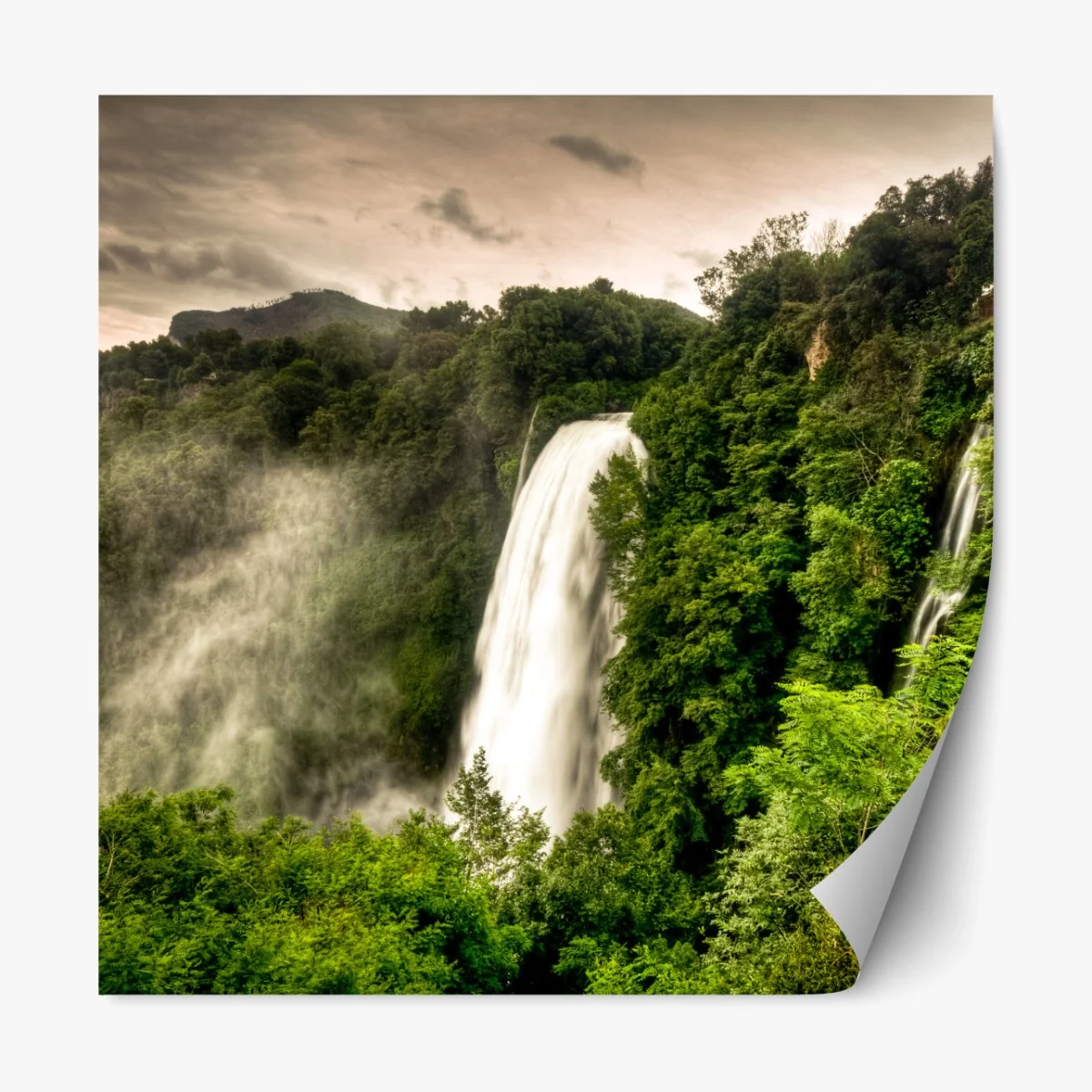 Repositionierbarer Aufkleber Marmore wasserfall in Umbrien: neblige grüne landschaft – Wallnifity®