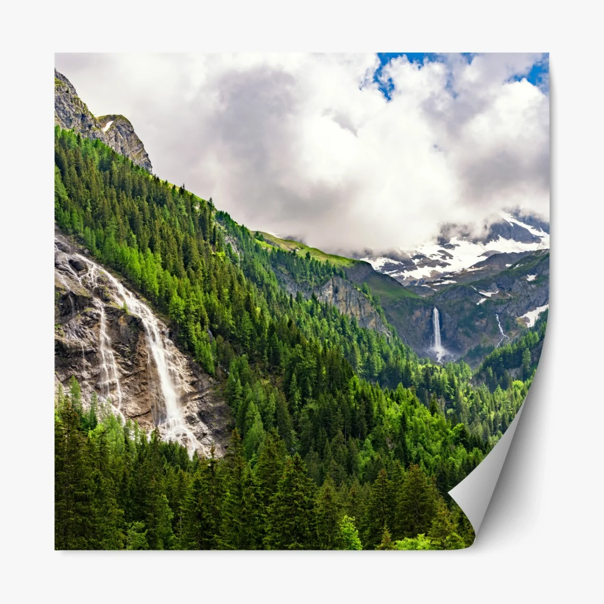 Repositionierbarer Aufkleber nebelverhangener alpenwasserfall über grüner waldschlucht – Wallnifity®