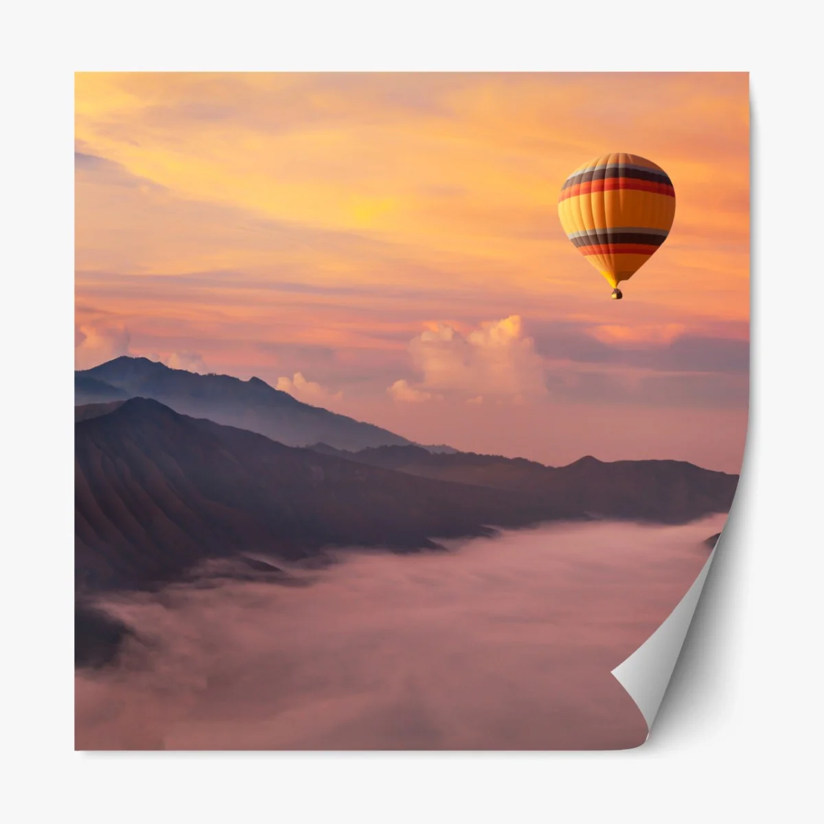 Repositionierbarer Aufkleber heißluftballon über nebligen bergen bei sonnenaufgang – Wallnifity®