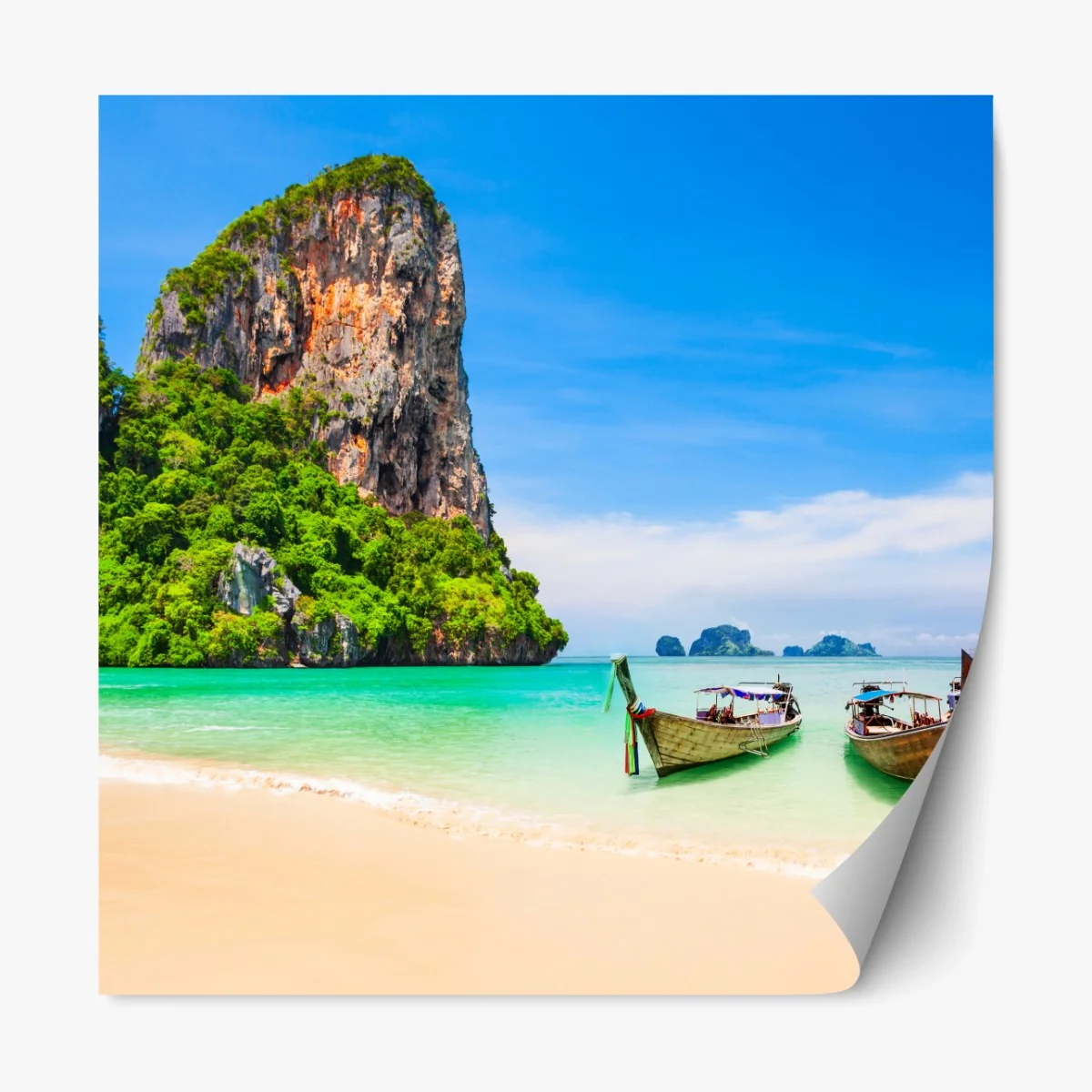 Repositionierbarer Aufkleber tropischer strand mit traditionellen booten in Thailand – Wallnifity®