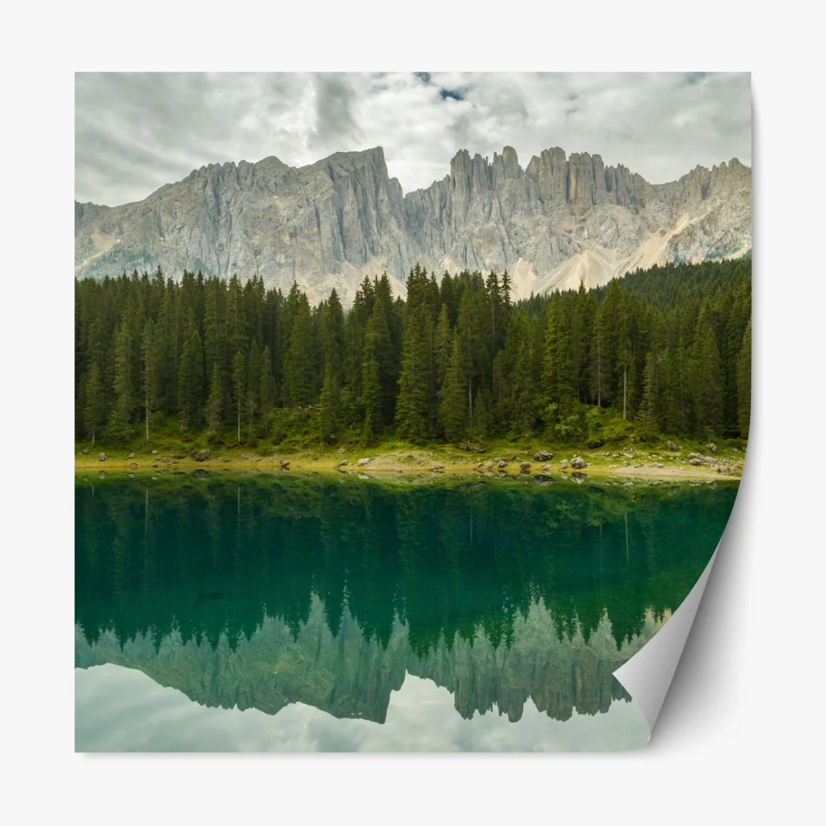Repositionierbarer Aufkleber ruhige spiegelung am Lago di Carezza, Dolomiten – Wallnifity®