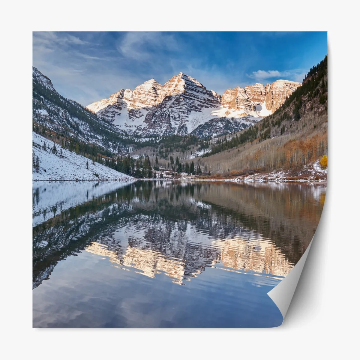 Repositionierbarer Aufkleber ruhiger alpensee, der schneebedeckte gipfel und bunte herbstbäume spiegelt – Wallnifity®