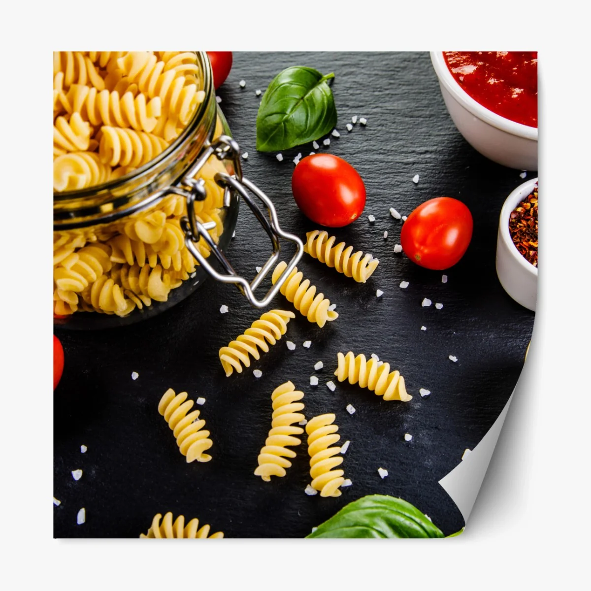Repositionierbarer Aufkleber pasta zutaten arrangiert mit tomaten und basilikum – Wallnifity®