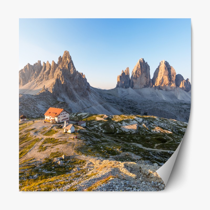 Repositionierbarer Aufkleber sonnenbeschienene berghütte und alpine gipfel