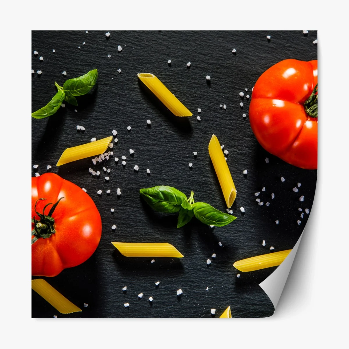 Repositionierbarer Aufkleber tomaten und penne auf schwarzem schiefer – Wallnifity® Repositionierbarer Aufkleber tomaten und penne auf schwarzem schiefer – Wallnifity®