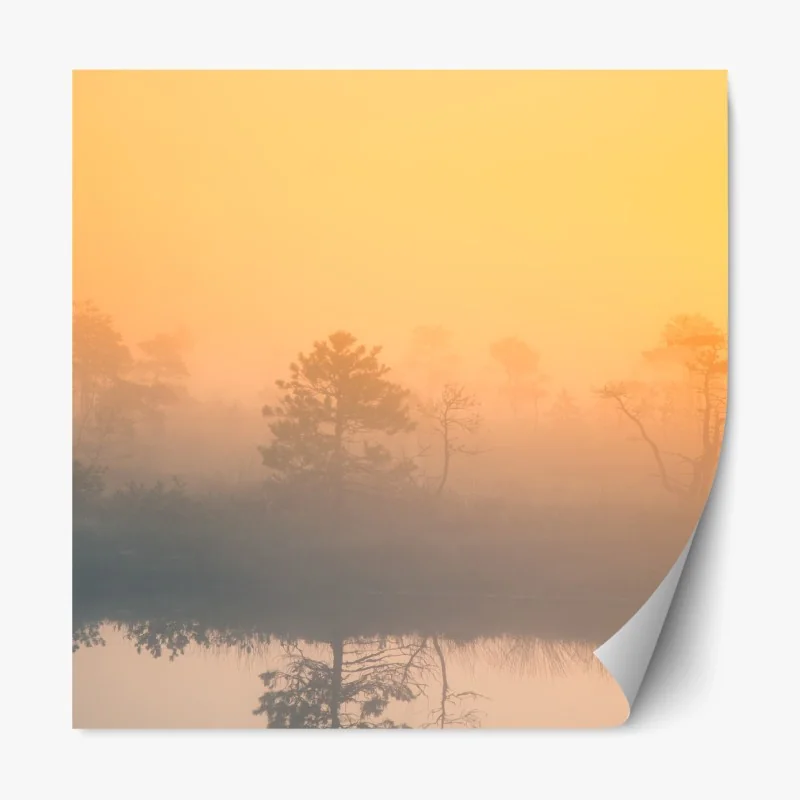 Repositionierbarer Aufkleber träumerischer sonnenaufgang über nebligem moor