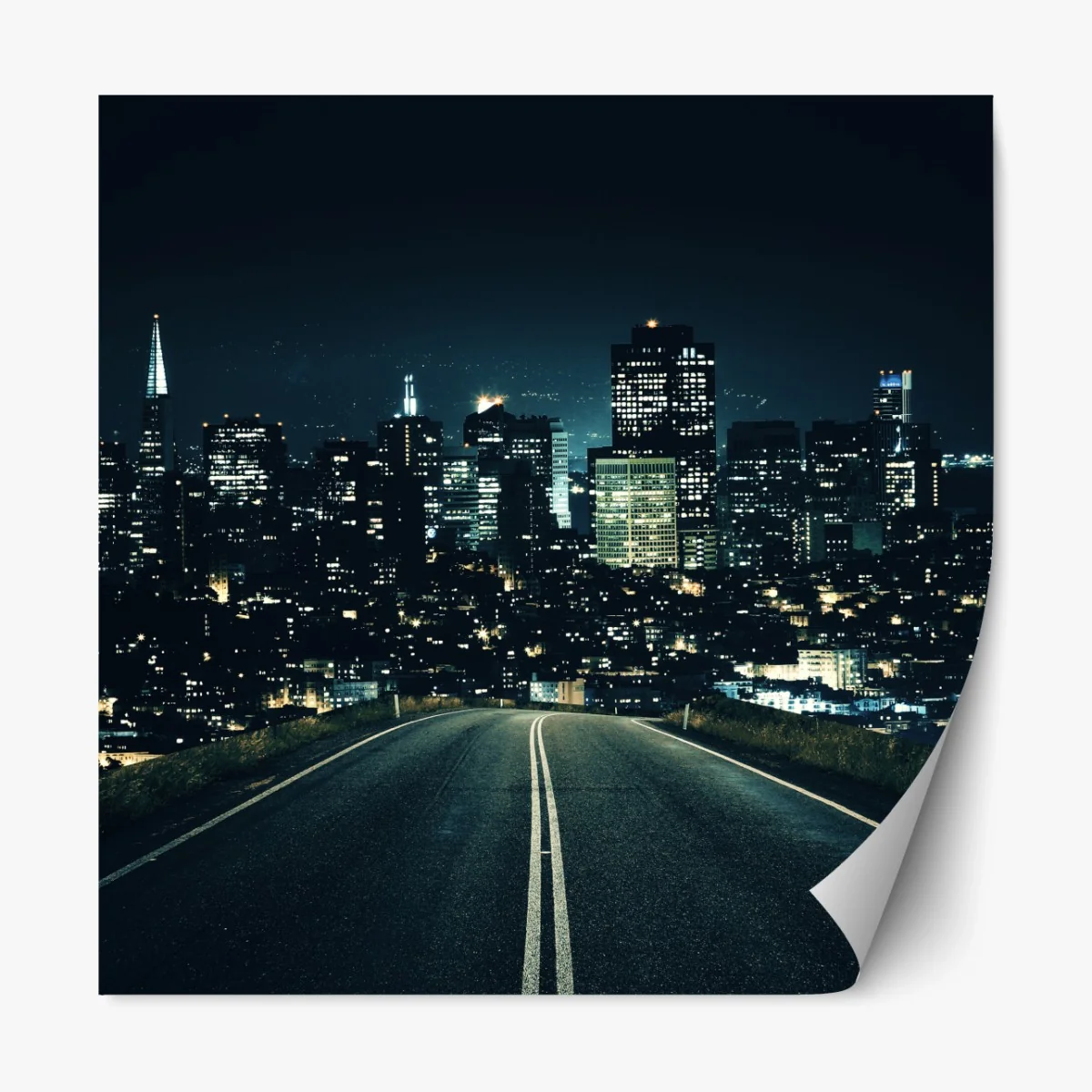 Repositionierbarer Aufkleber straße zur beleuchteten stadtsilhouette bei nacht – Wallnifity® Repositionierbarer Aufkleber straße zur beleuchteten stadtsilhouette bei nacht – Wallnifity®