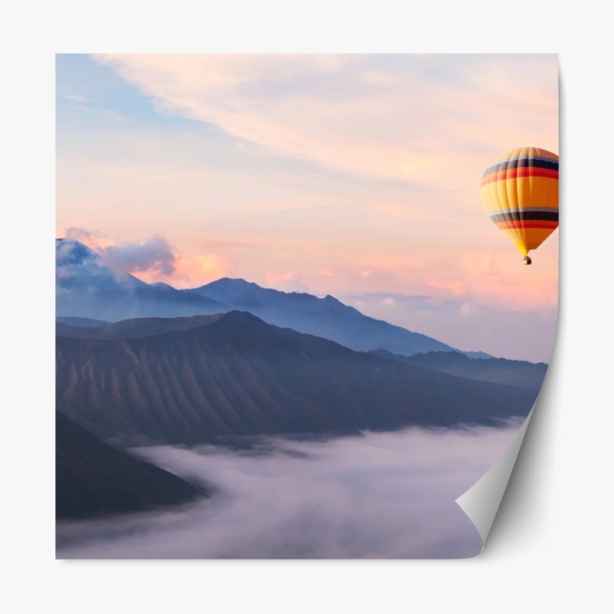 Repositionierbarer Aufkleber heißluftballon über nebelige berge – Wallnifity®