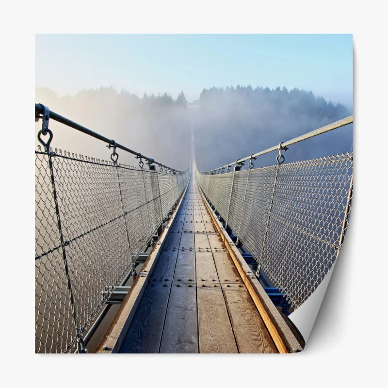 Repositionierbarer Aufkleber neblige hängebrücke, die in den wald führt