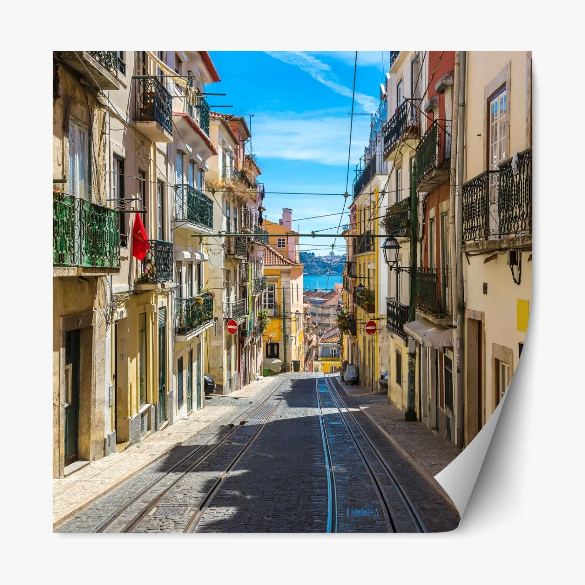 Repositionierbarer Aufkleber alte straße in Lissabon an einem sommerlichen tag – Wallnifity®