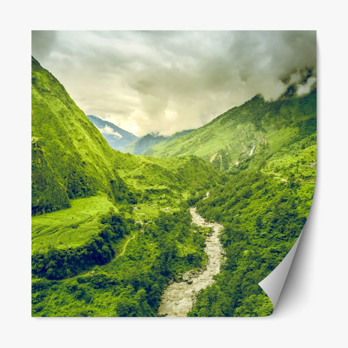 Repositionierbarer Aufkleber üppiges grünes bergtal mit fluss – Wallnifity® Repositionierbarer Aufkleber üppiges grünes bergtal mit fluss – Wallnifity®