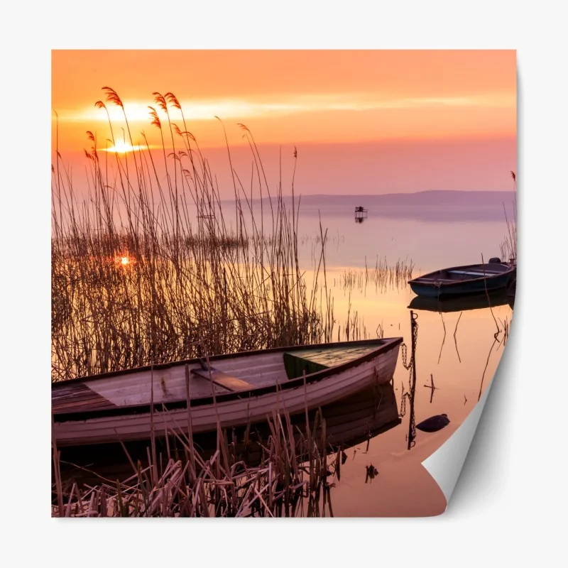 Repositionierbarer Aufkleber sonnenuntergang am see mit vertäuten booten