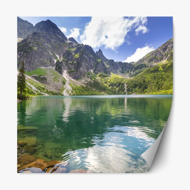 Repositionierbarer Aufkleber ruhiger smaragdgrüner bergsee vor schroffen gipfeln