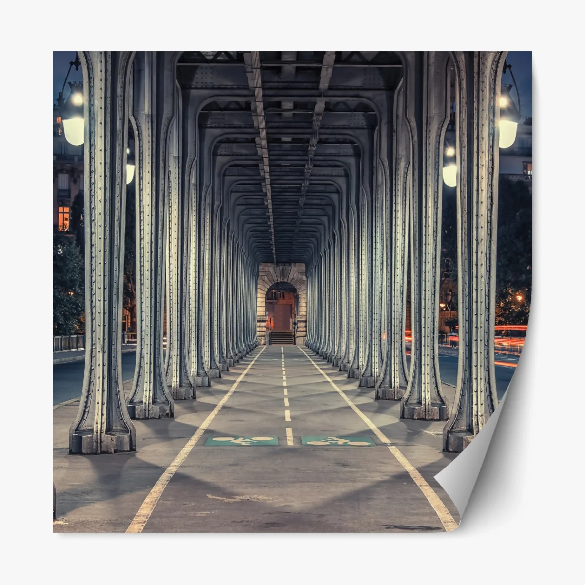 Repositionierbarer Aufkleber symmetrischer stahlkorridor einer brücke bei nacht – Wallnifity®