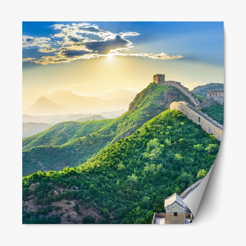 Repositionierbarer Aufkleber Chinesische Mauer bei sonnenaufgang über grünen bergen