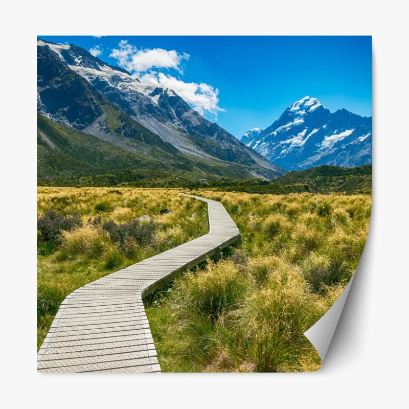 Repositionierbarer Aufkleber holzsteg durch wiesen zu schneebedeckten gipfeln – Wallnifity®