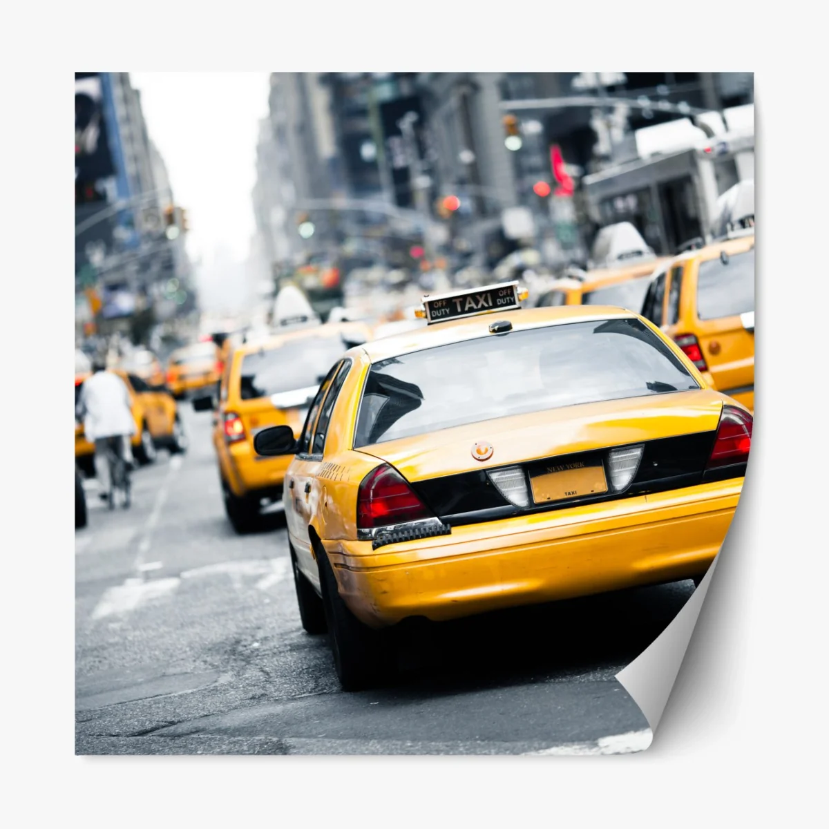 Repositionierbarer Aufkleber gelbe taxis in einer belebten straße von New York – Wallnifity®