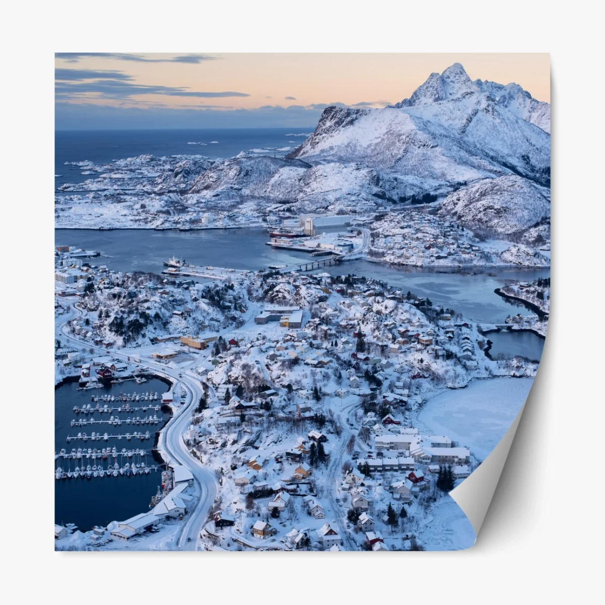 Repositionierbarer Aufkleber winterliche luftaufnahme des hafens von Svolvaer, Norwegen – Wallnifity®