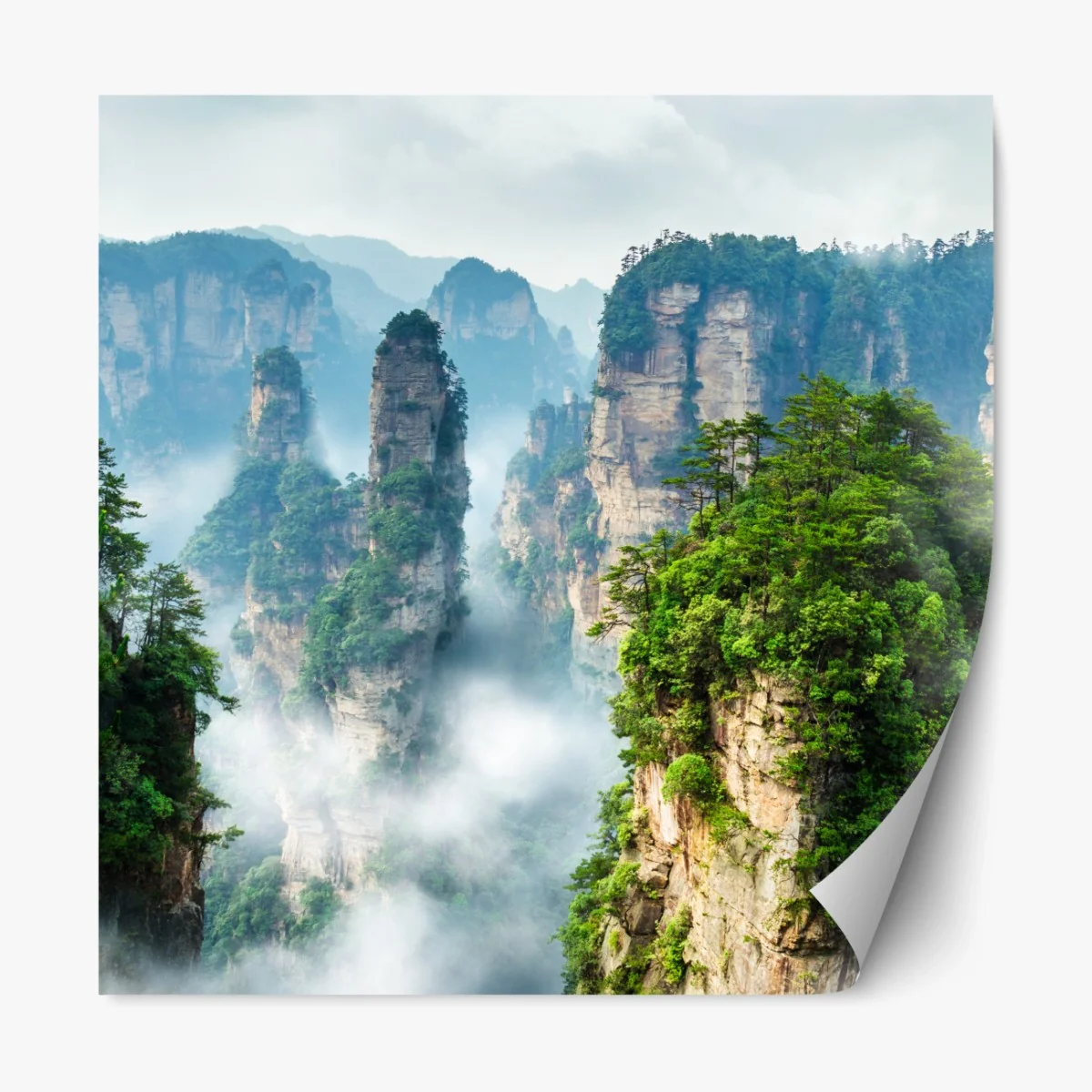 Repositionierbarer Aufkleber nebelige felsenpfeiler in den bergen – Wallnifity®