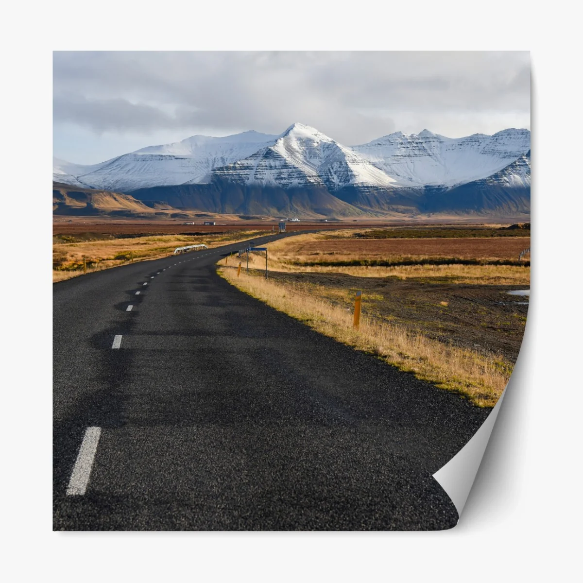 Repositionierbarer Aufkleber leere straße zu schneebedeckten bergen, Island – Wallnifity® Repositionierbarer Aufkleber leere straße zu schneebedeckten bergen, Island – Wallnifity®