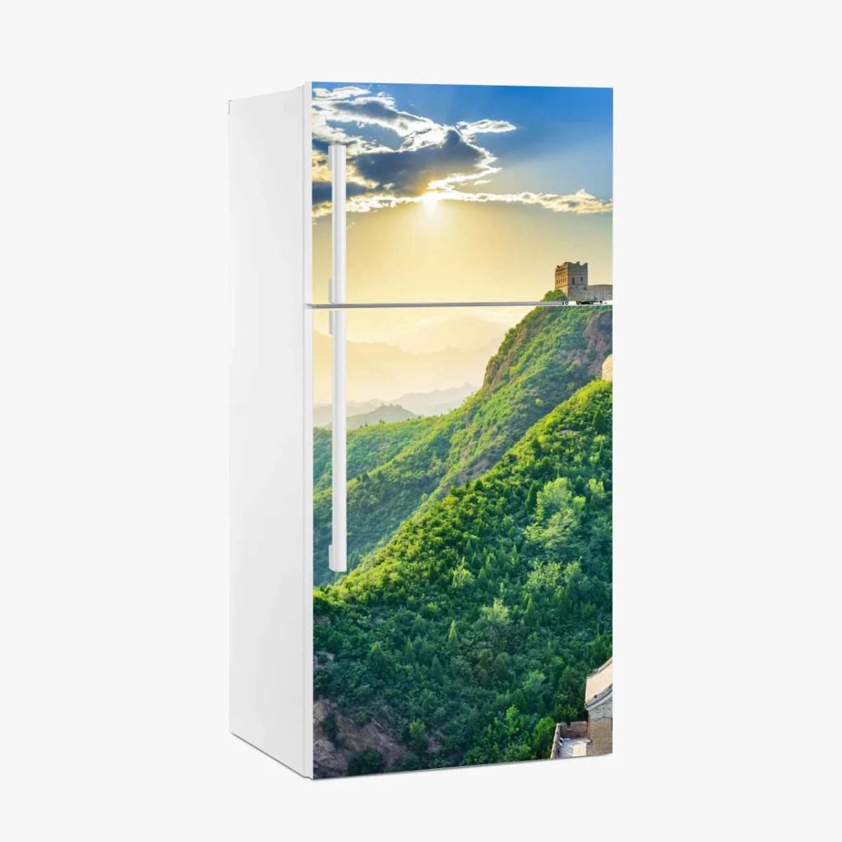 Kühlschrankaufkleber Chinesische Mauer bei sonnenaufgang über grünen bergen – Wallnifity®