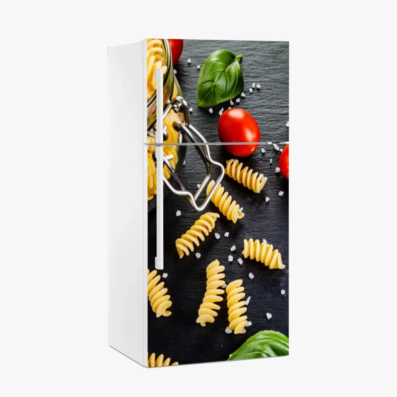 Kühlschrankaufkleber pasta zutaten arrangiert mit tomaten und basilikum