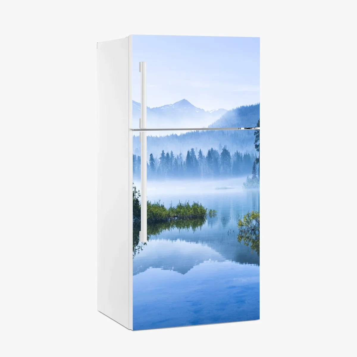 Kühlschrankaufkleber nebliger bergsee mit spiegelnder oberfläche – Wallnifity®