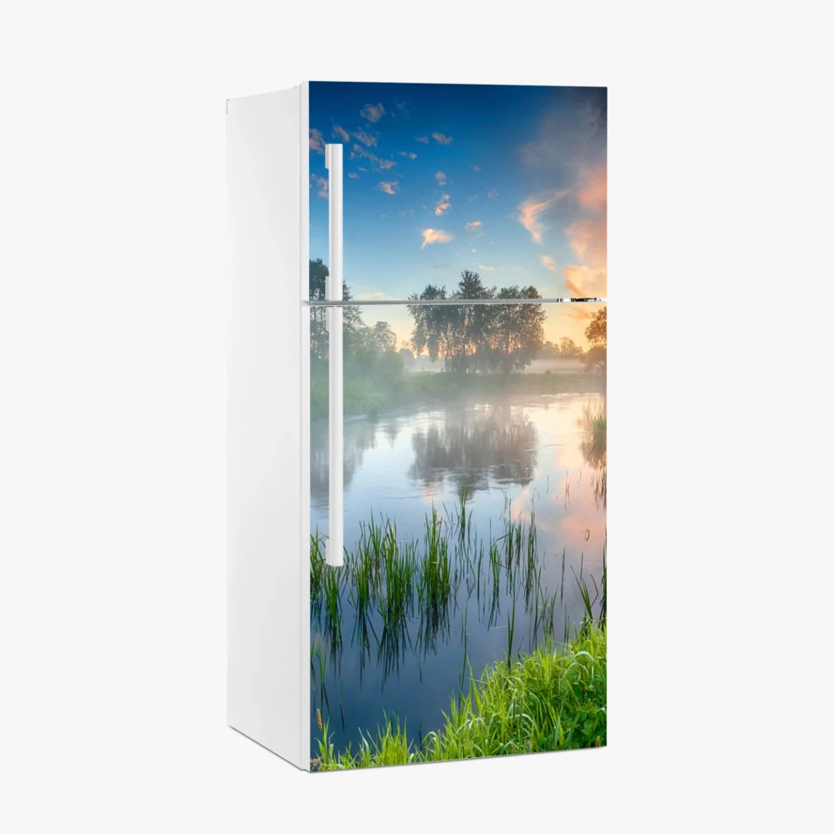 Kühlschrankaufkleber nebliger fluss bei sonnenaufgang über grünen ufern – Wallnifity®