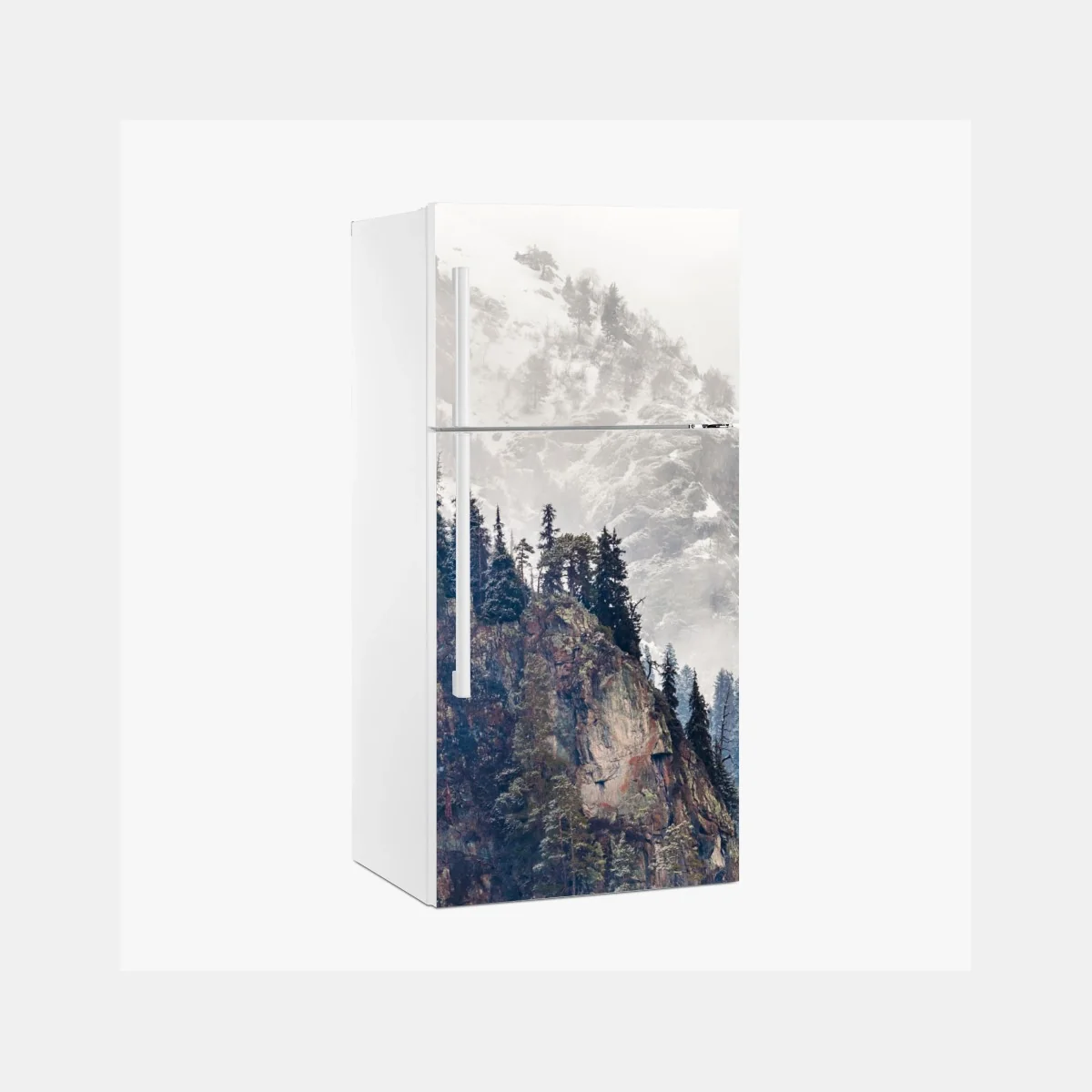 Kühlschrankaufkleber nebliger berg mit felsklippe und kieferwald – Wallnifity® Kühlschrankaufkleber nebliger berg mit felsklippe und kieferwald – Wallnifity®