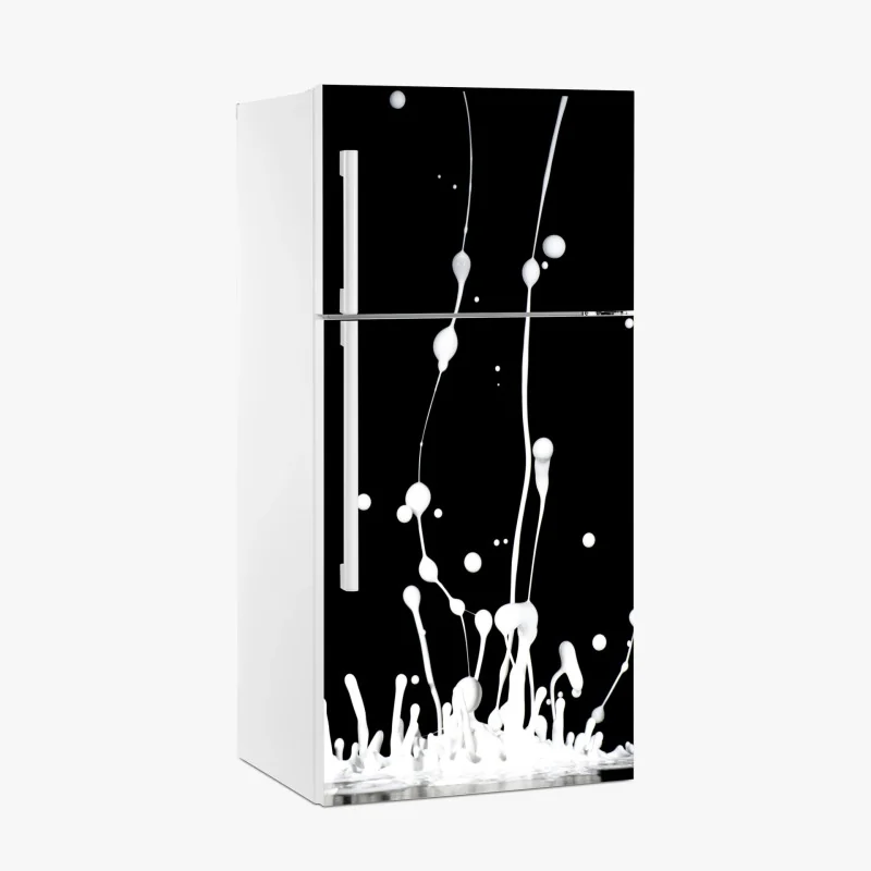 Kühlschrankaufkleber weiße flüssigkeitsspritzer auf schwarzem hintergrund